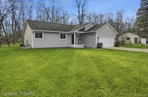 1071 Tracilee Dr, Howell, MI 48843