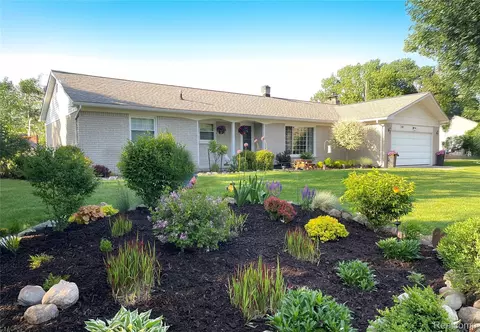 5541 Meadow Ln, Shelby Township, MI 48316