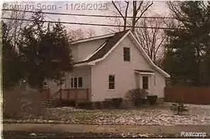 20 Crescent Lake Rd E, Waterford, MI 48327