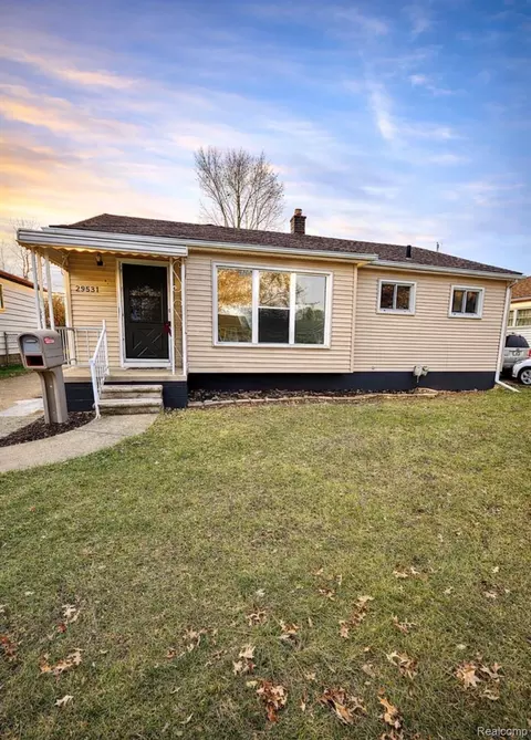 29581 Rosemont St, Roseville, MI 48066
