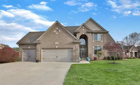 52142 Pawnee Dr, Macomb, MI 48042