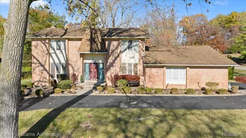 23500 Coventry Woods Ln, Southfield, MI 48034