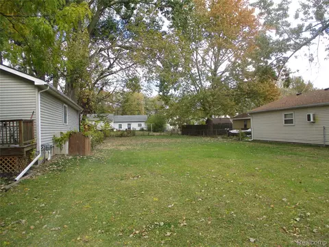 26059 Lamour St, Harrison, MI 48045