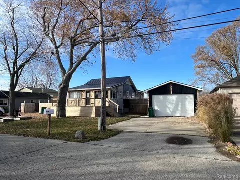 35754 Erie Dr, Rockwood, MI 48173