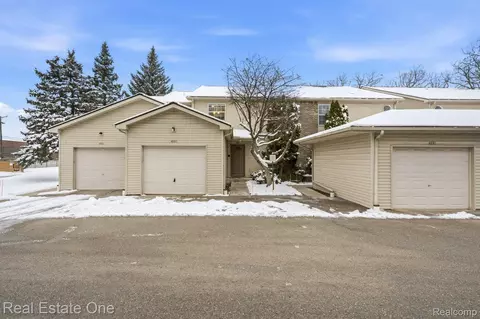 4885 Oak Hill Dr #20, Waterford, MI 48329