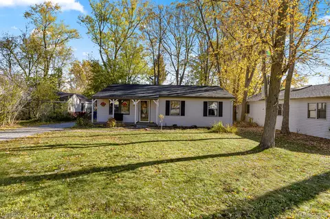 1575 Parkway, Waterford, MI 48328