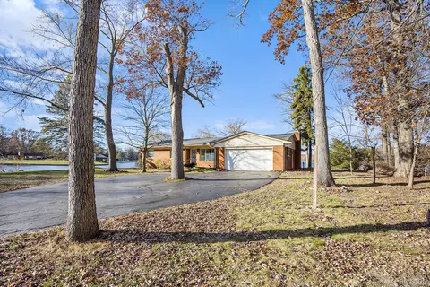 736 Beachway Dr, White Lake, MI 48383