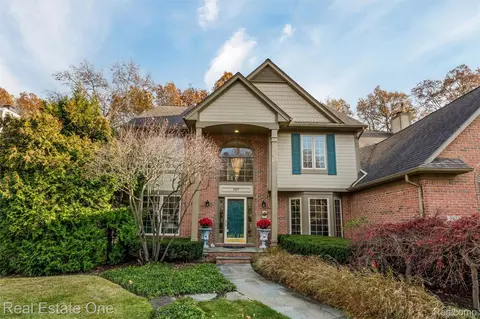 2877 W Bloomfield Oaks Dr, West Bloomfield, MI 48324