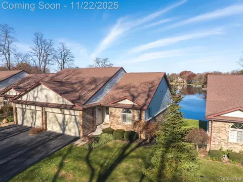 7121 Bluewater Dr, Villageofclarkstoncity_oakland, MI 48348
