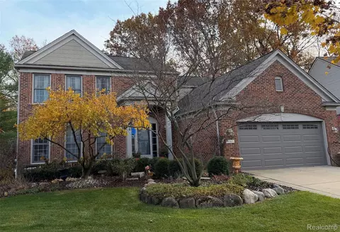 3761 Acadia Dr, Orion, MI 48360