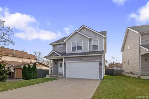 4001 Elmhurst Rd, Waterford, MI 48328