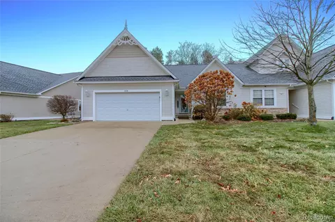 304 Victoria Park Dr #45, Howell, MI 48843