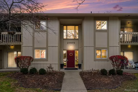 27875 Berrywood Ln #81, Farmington, MI 48334