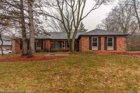 36469 Parklane Cir, Farmington Hills, MI 48335