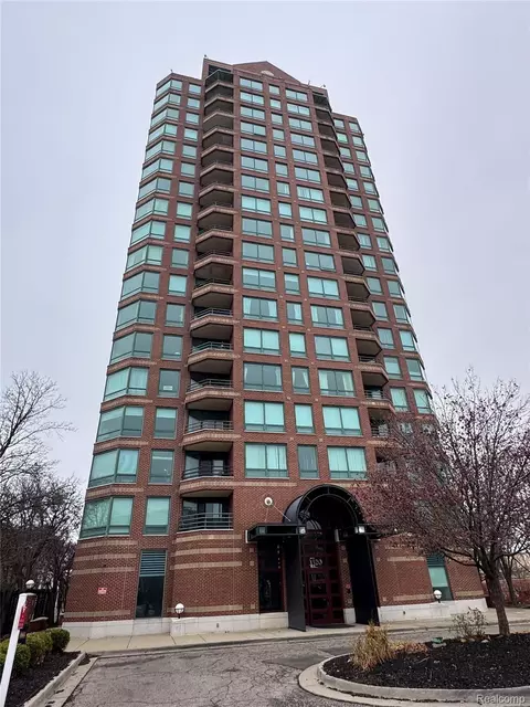 3320 Spinnaker Ln #18C, Detroit, MI 48207