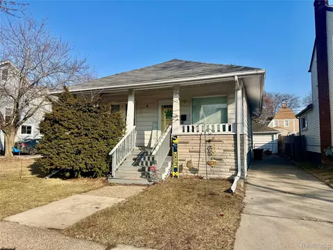 722 Kings Hwy, Wyandotte, MI 48192