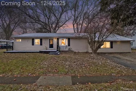 802 Richard St, Holly, MI 48442