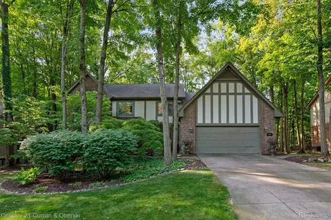 43507 Scenic Ln W, Northville, MI 48167