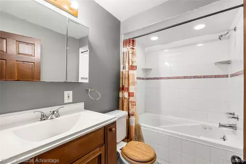 Bath - 1449 Wayburn St, Grosse Pointe Park, MI 48230 photo 1 of 1