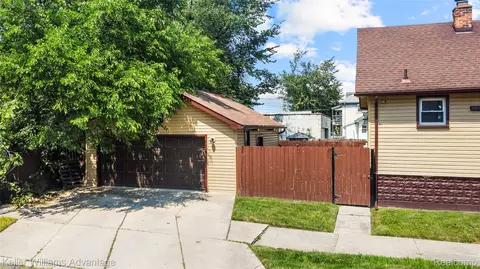 Exterior - 1449 Wayburn St, Grosse Pointe Park, MI 48230 photo 2 of 3