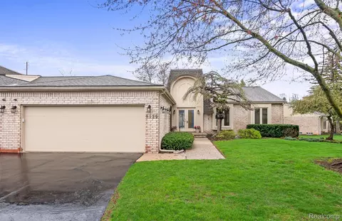 5129 Woodlands Ln, Bloomfield Hills, MI 48302