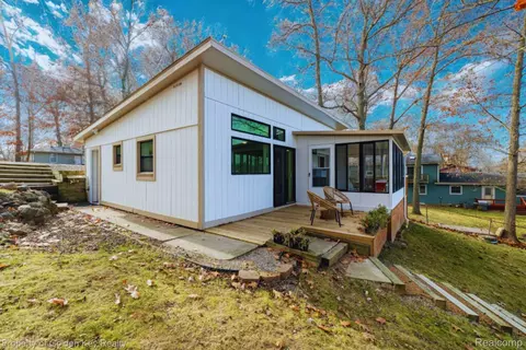 11523 Timberlane Trl, Hartland, MI 48353