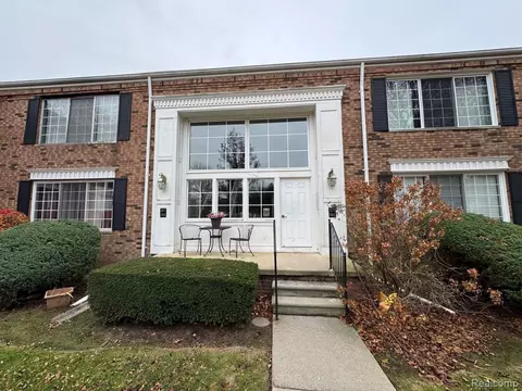 587 E Fox Hills Dr, Bloomfield Hills, MI 48304