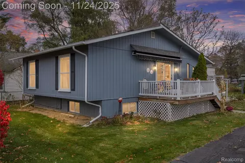 325 Vl Tower Rd, White Lake, MI 48386