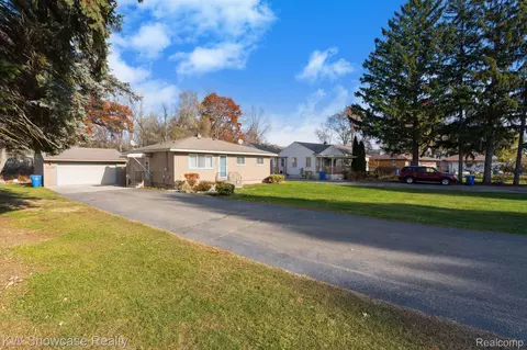 3904 Lotus Dr, Waterford, MI 48329