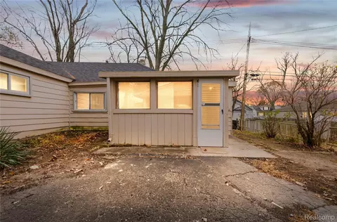 933 Myrtle Ave, Waterford, MI 48328