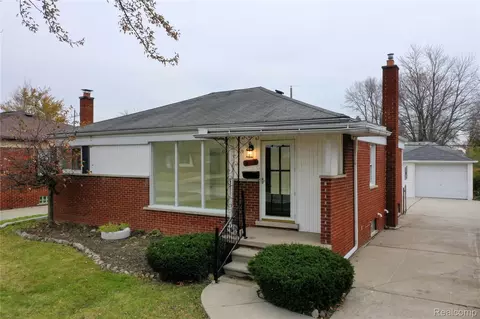 26712 Larchmont St, Saint Clair Shores, MI 48081