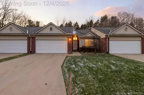 290 Wood Pt, Howell, MI 48843