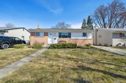 22947 Socia St, Saint Clair Shores, MI 48082