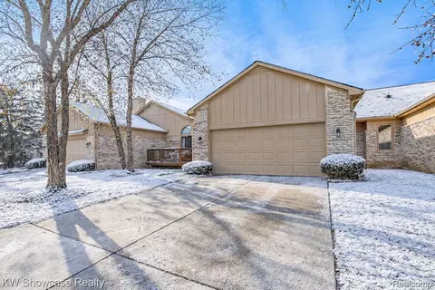 21971 Lancrest Ct #293, Farmington, MI 48335