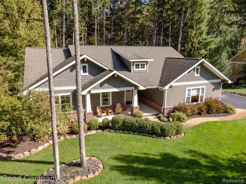 8726 Sunrise Mist Dr, Pinckney, MI 48169