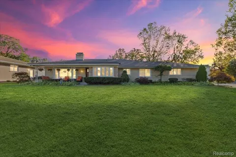 28791 Sunset Blvd W, Lathrup Village, MI 48076