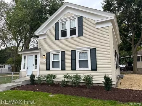 35487 Glover St, Wayne, MI 48184
