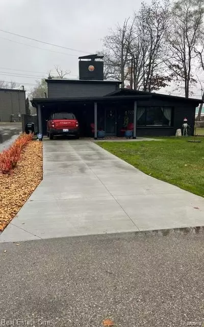 3202 Pridham St, Keego Harbor, MI 48320