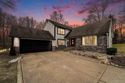 3638 Deer Run Dr, Brighton, MI 48114