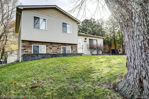 1265 Oregon Blvd, Waterford, MI 48327
