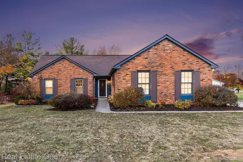 1461 Lamb Dr, Troy, MI 48085