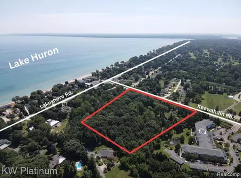 2768 Keewahdin Rd, Fort Gratiot, MI 48059