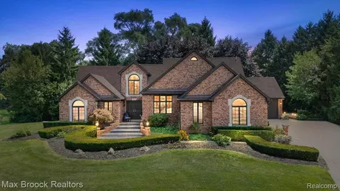 13000 Janine Ct, Shelby Township, MI 48315