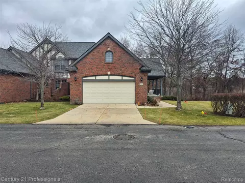 134 Sandhills Ln, Lake Orion, MI 48362