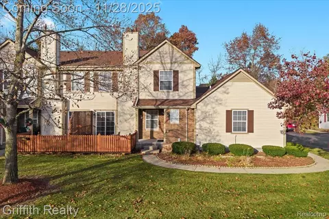 182 Barrington Cir, Orion, MI 48360