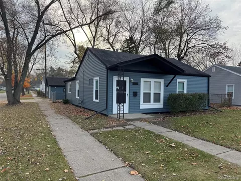18810 Roscommon St, Harper Woods, MI 48225