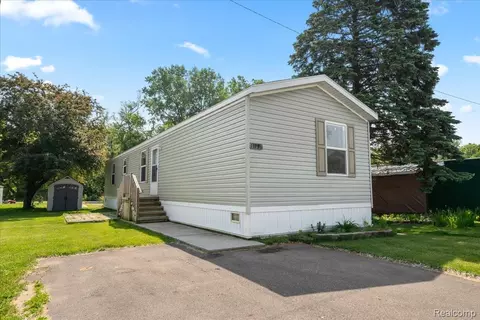 11731 Valerie Ln, Green Oak, MI 48189