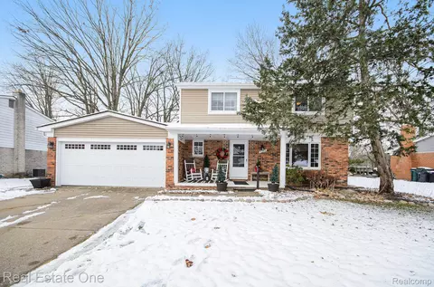 5395 English Dr, Troy, MI 48085