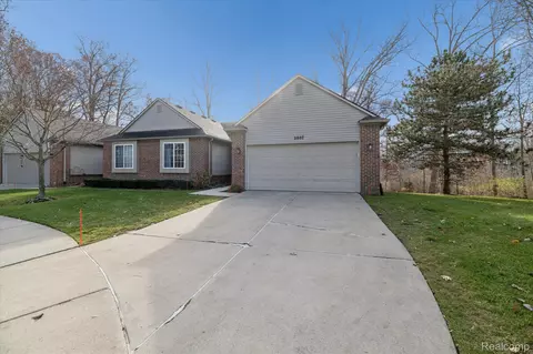 2607 S Moonglow Ct #35, Hartland, MI 48353