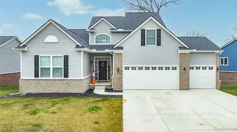 915 Preserve Ln, White Lake, MI 48386